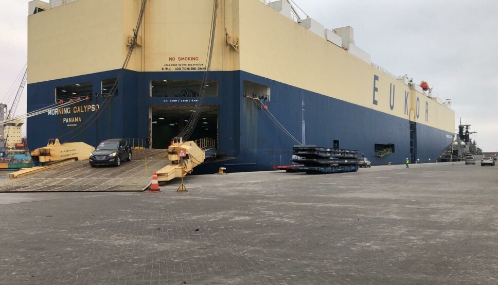 La agencia informó que más de 3 mil vehículos iban a Bolivia.