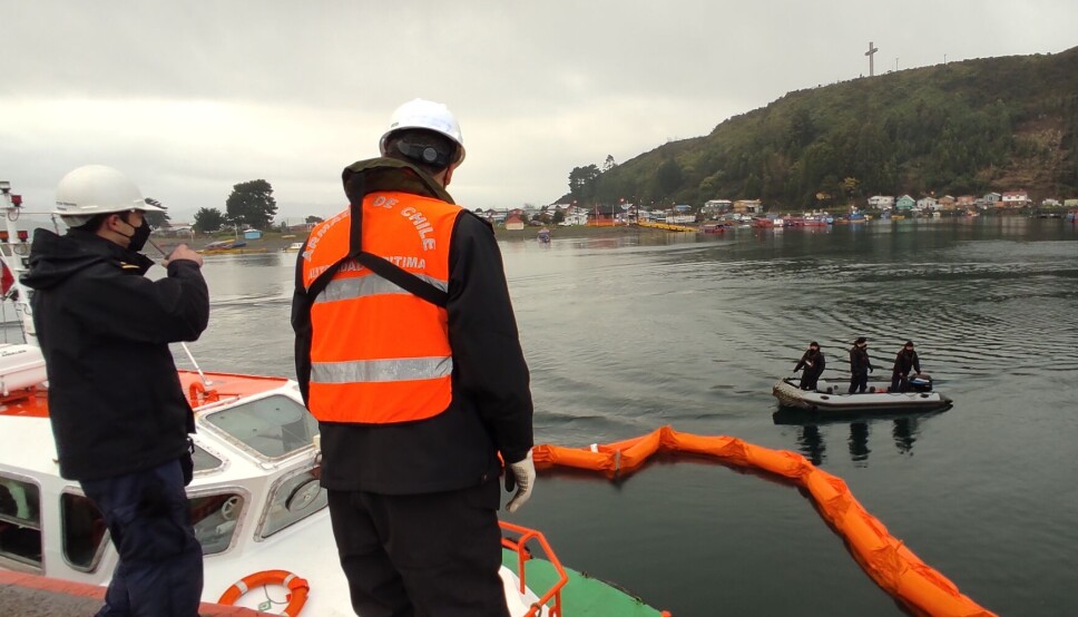 Parte del ejercicio de control de derrames en el puerto.