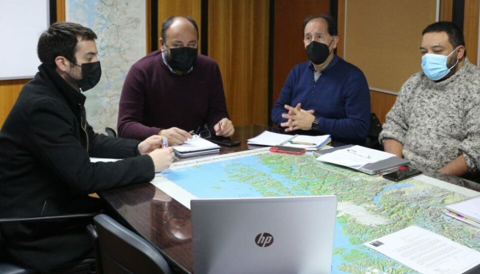 Con el mapa de Aysén analizaron la conectividad marítima de la zona y la cooperación entre Puerto Chacabuco y el ministerio.