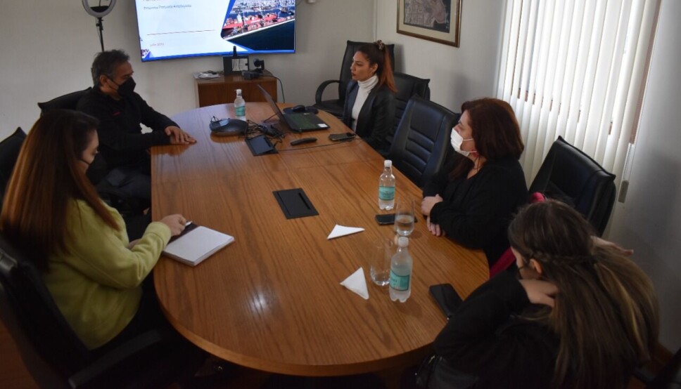 La imagen muestra la reunión entre la Seremi de la Mujer y los representantes del puerto.