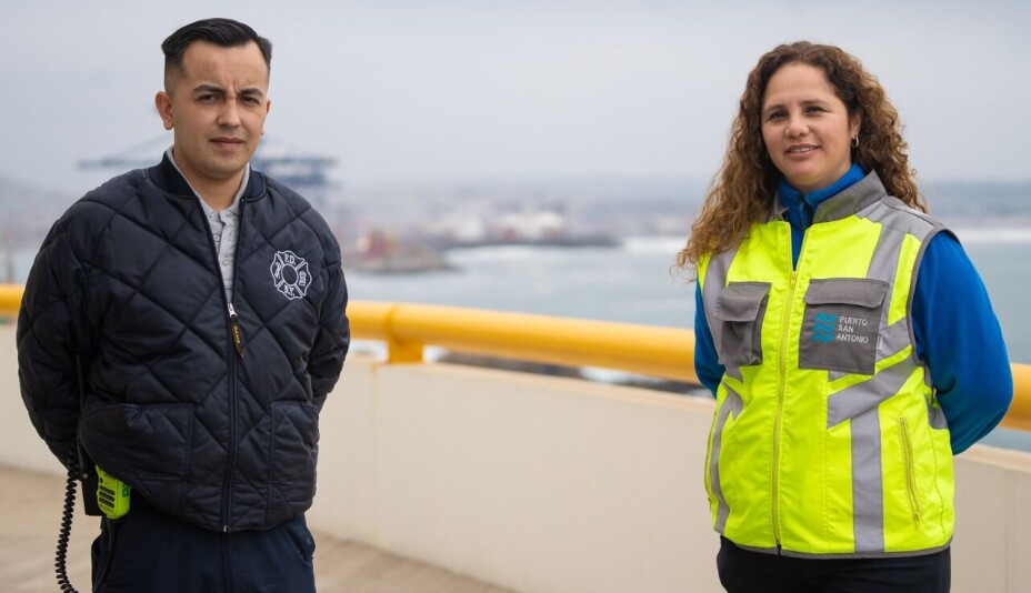 El comandante de Bomberos, Diego Cabello, y la jefa de seguridad del puerto, María Paz Soto.