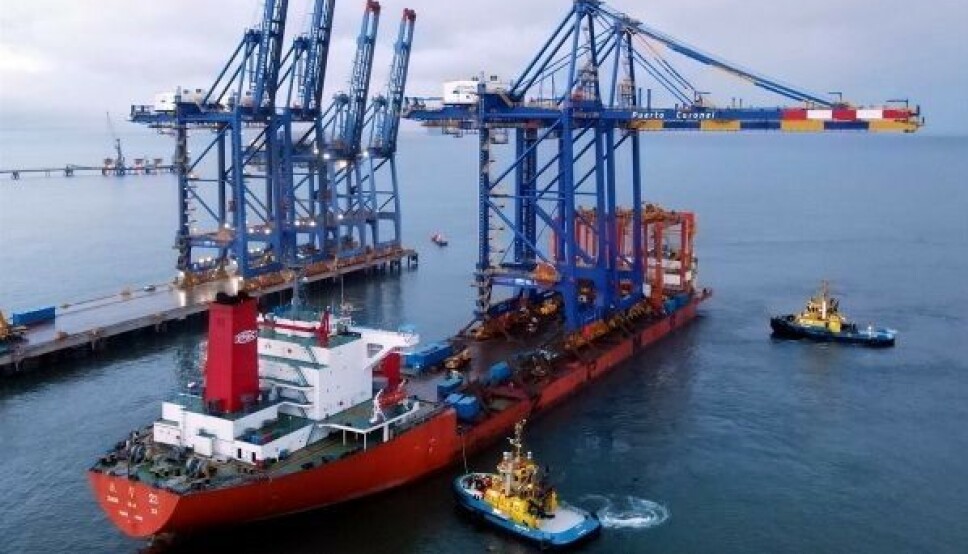 El enorme equipo llegó desde Shanghai y ya fue desembarcado en el terminal portuario.