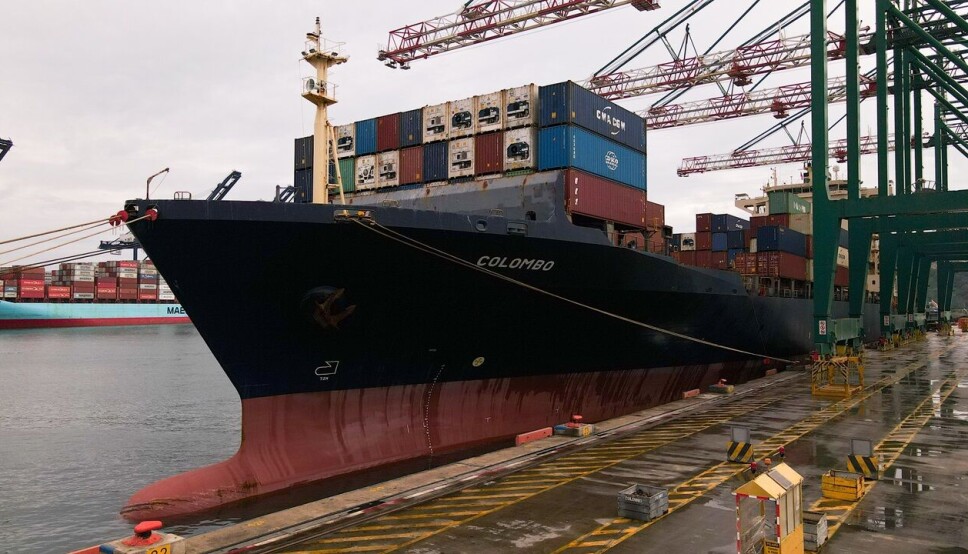 La imagen muestra al portacontenedores Colombo atracado al muelle de DP World Lirquén.