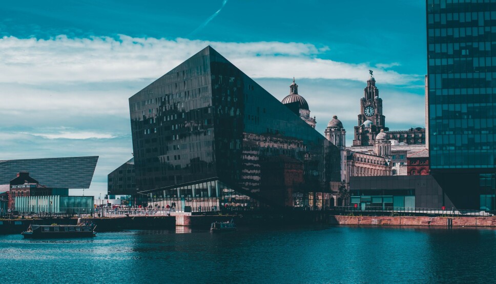 Vista de la rivera marítima cercana al centro de la ciudad de LIverpool.
