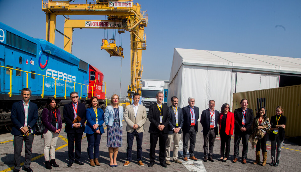 En la imagen vemos a los ministros Nicolás Grau (Economía) y Juan Carlos Muñoz (Transporte) junto a los dirigentes de organizaciones exportadoras, frutícolas, de operadores portuarios, choferes y transportistas luego de anunciar las medidas en el Terminal La Divisa, San Bernardo.