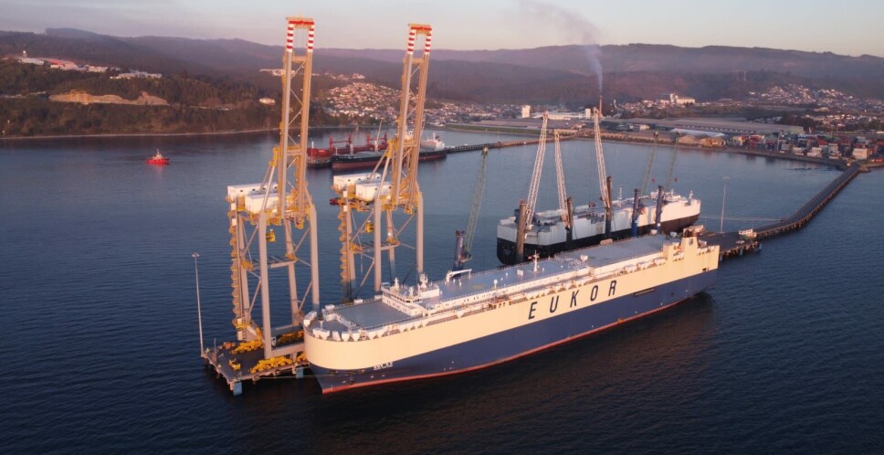 La nave que transportó los vehículos arribó desde un puerto en Corea del Sur.
