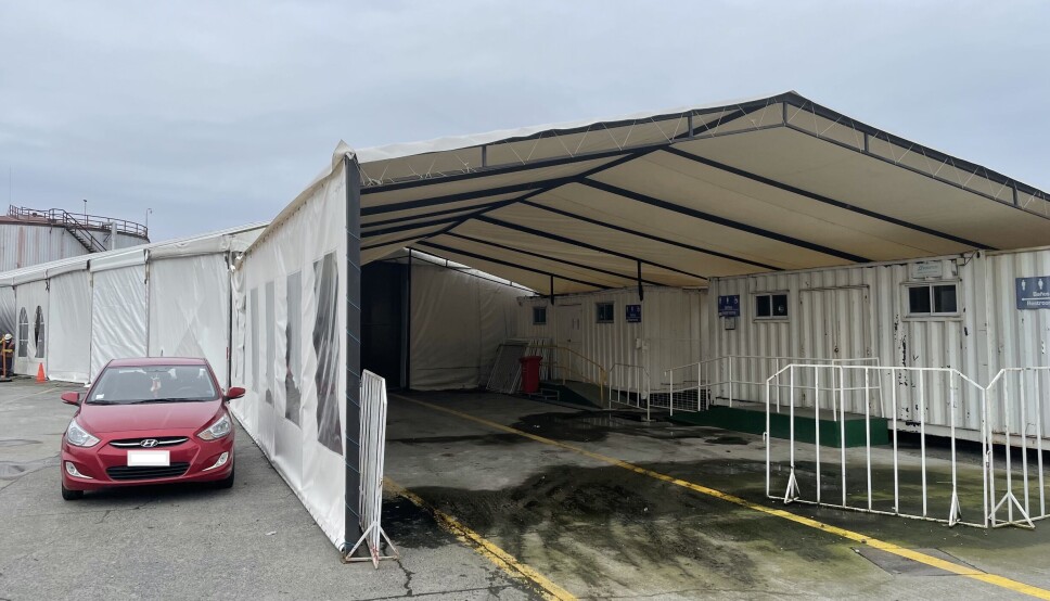 En esta carpa reciben a los turistas de cruceros en Puerto Montt. El lugar se ubica a pocos metros de donde se realizan las faenas portuarias.