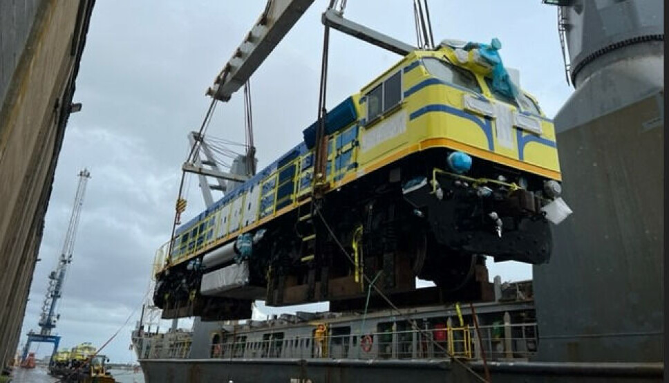 Este fue el primero de tres embarques de locomotoras que llegarán al puerto nortino.