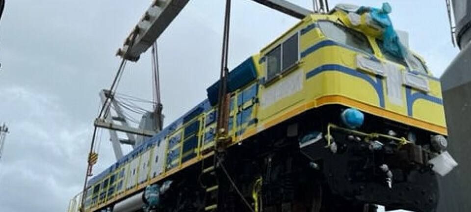 Nave agenciada por Ian Taylor descargó locomotoras en Mejillones