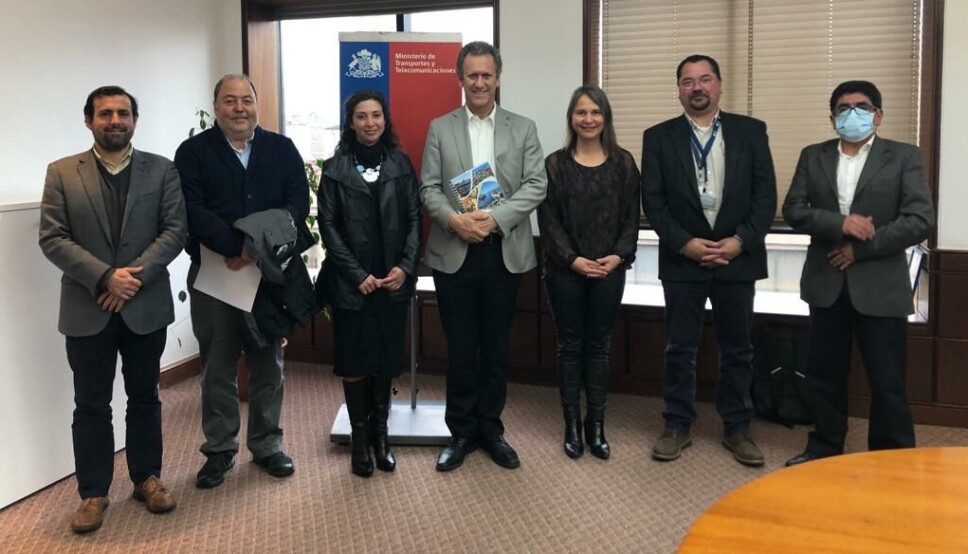 Jorge Guajardo, gerente de Ultramar San Antonio; Cristian Valenzuela, gerente general de Puerto Panul; Pamela Godoy, subgerente de Carga de EFE; Ministro de Transportes Juan Carlos Muñoz; Pilar Larraín, gerente de Colsa; Luis Knaak, gerente general de Puerto San Antonio y Mario Elgueta, gerente de proyectos de STI.