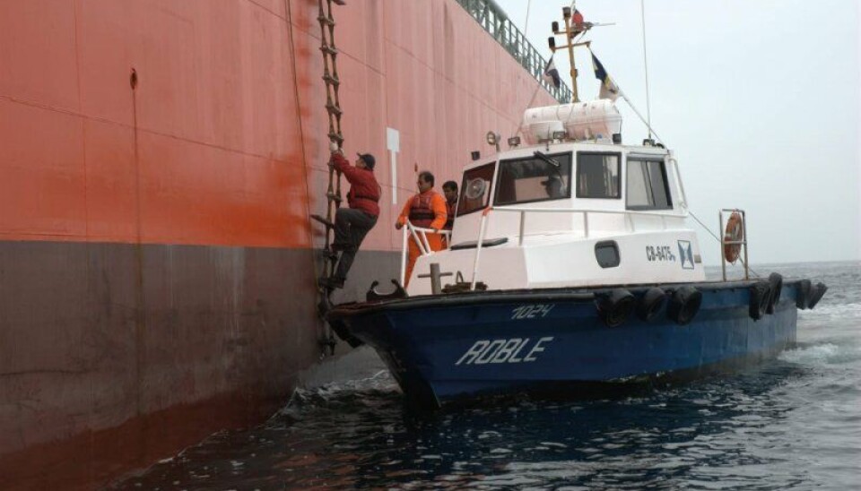 Una parte relevante de la labor del práctico de puerto comienza cuando aborda la embarcación que entra o sale de los terminales portuarios nacionales.