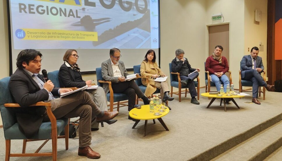 Una parte del panel que analizó los desafíos del Biobío para fortalecer la infraestructura logística y portuaria.