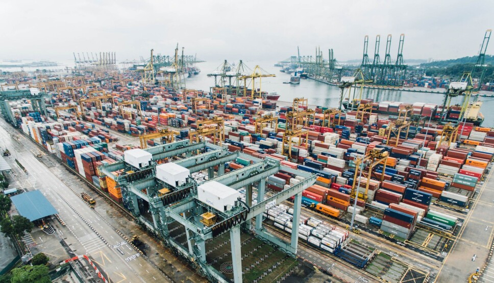En la imagen vemos una perspectiva de la descarga de contenedores en el Puerto de Singapur, una de las economías del Asia Pacífico más dinámicas del planeta.