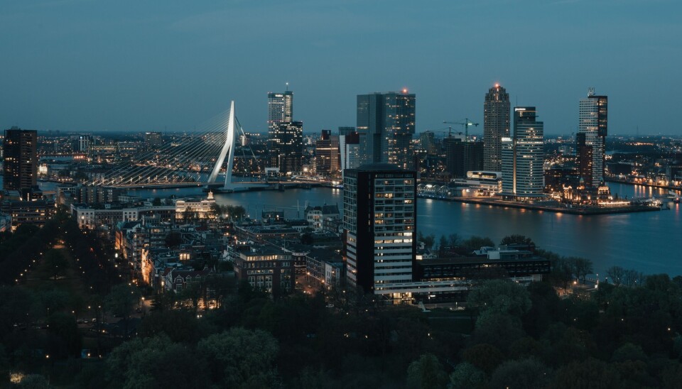 Vista al atardecer de la ciudad de Rotterdam en los Países Bajos, importante centro de desarrollo portuario y logístico europeo.