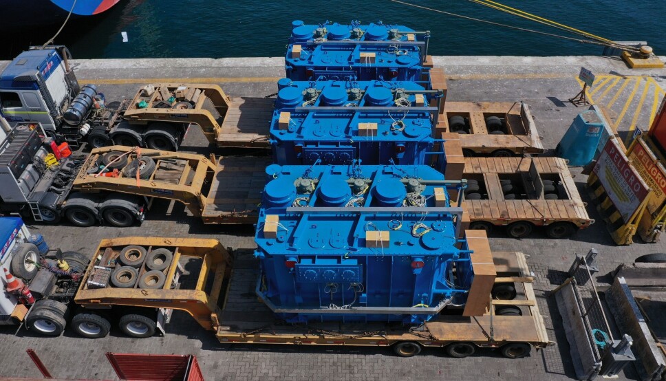 Los camiones con los equipos para la industria minera captados con su pesada carga minutos antes de salir del puerto.