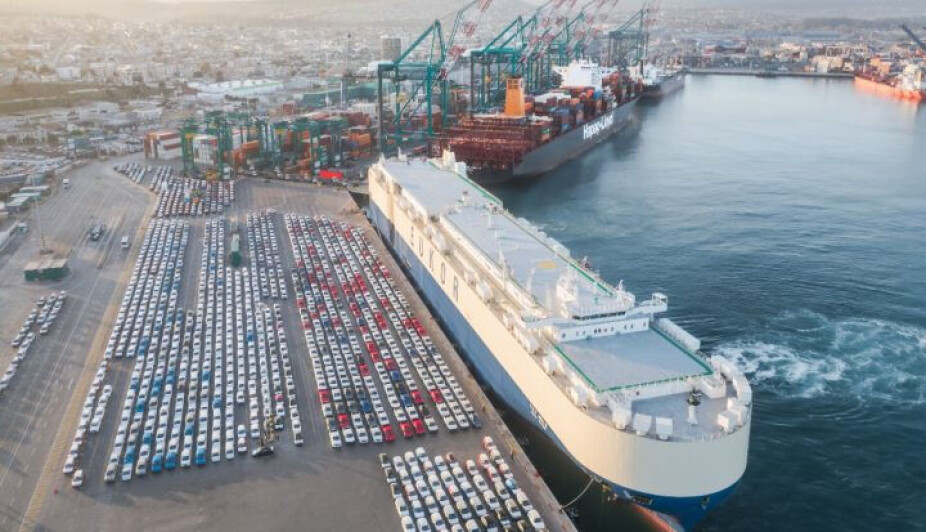 Ian Taylor agencia nave con récord anual de descarga de vehículos en Chile