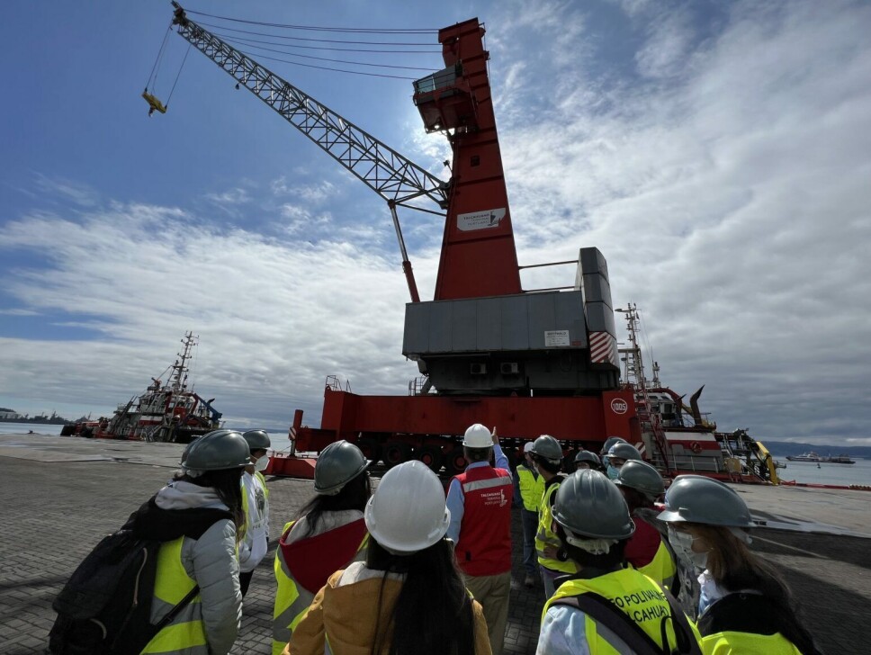 Estudiantes visitaron los patios y bodegas de TTP S.A. donde aprendieron sobre grúas y contenedores.