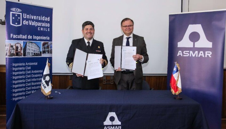 El rector y el gerente de ASMAR con el convenio que facilitará la cooperación para el desarrollo portuario.