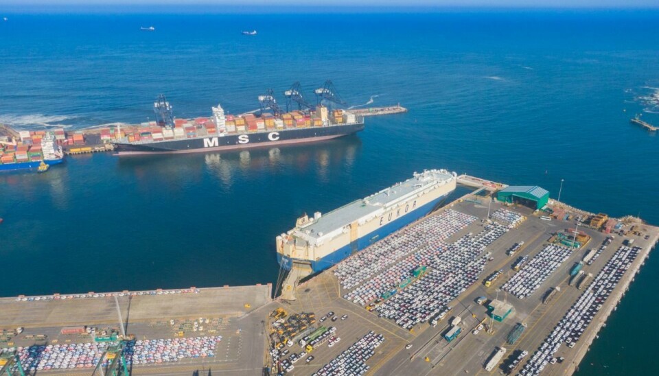 Una vista aérea del intenso movimiento con las dos naves que atracaron en los terminales.