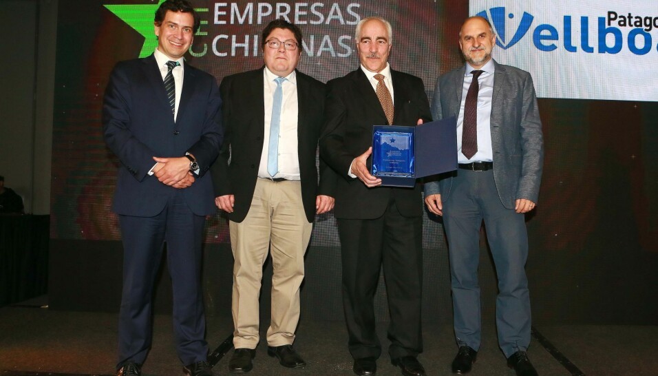 El momento de la entrega del reconocimiento a la empresa.