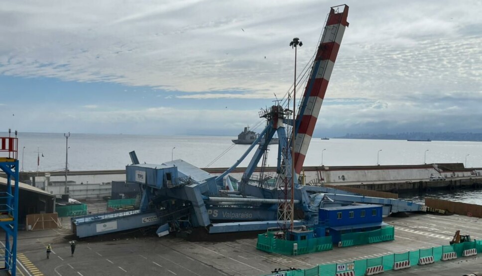 Esta es la grúa pórtico momentos después de su demolición, el 7 de septiembre. Ahora se convirtió en toneladas de acero verde.