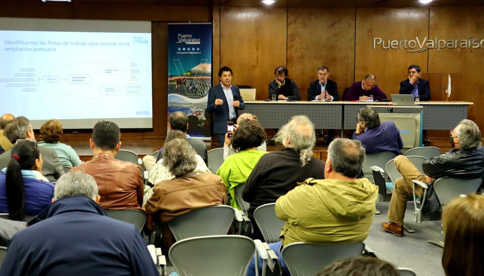 El gerente de la Empresa Portuaria de Valparaíso, Franco Gandolfo, en su exposición sobre la ampliación portuaria ante los asistentes al encuentro.