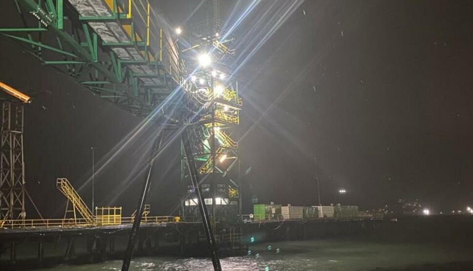 Nueva tecnología ilumina las operaciones en Corral, puerto que mueve gran cantidad de astillas y madera.
