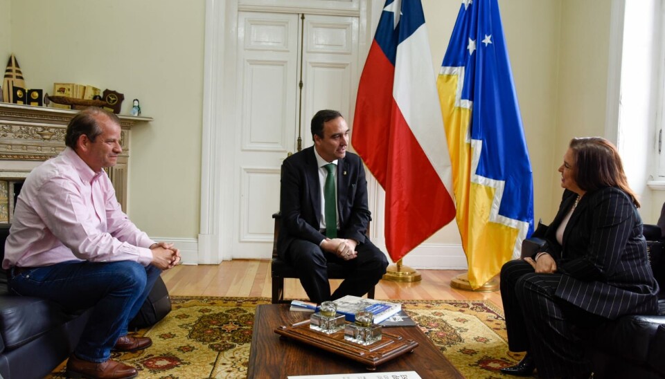 El gerente general de Enap, Julio Friedmann (a la izquierda) y la presidenta del directorio, Gloria Maldonado, analizaron con el Gobernador de Magallanes, Jorge Flies, el rol de la empresa estatal en la industria de la energía limpia.