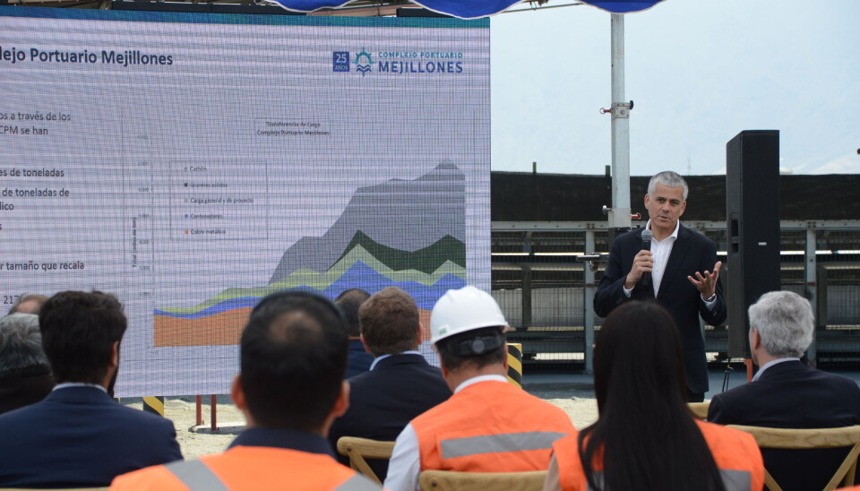Álvaro Arroyo, gerente general de CPM, explicando las características del puerto en la bahía de Mejillones.