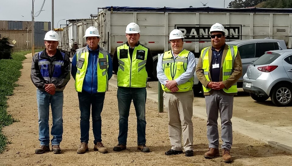 Los ejecutivos de Puerto San Antonio en el parqueadero de Panul. La estatal proyecta un espacio similar para administrar el flujo de camiones a los terminales.