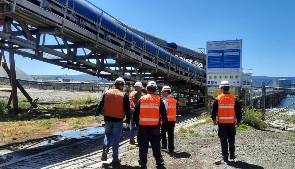Funcionarios de la Armada durante la inspección efectuada a las cintas de transporte de carga.