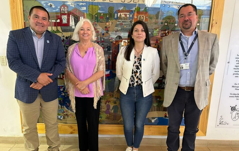 Representantes de la Empresa Portuaria de San Antonio con las autoridades municipales de El Quisco.