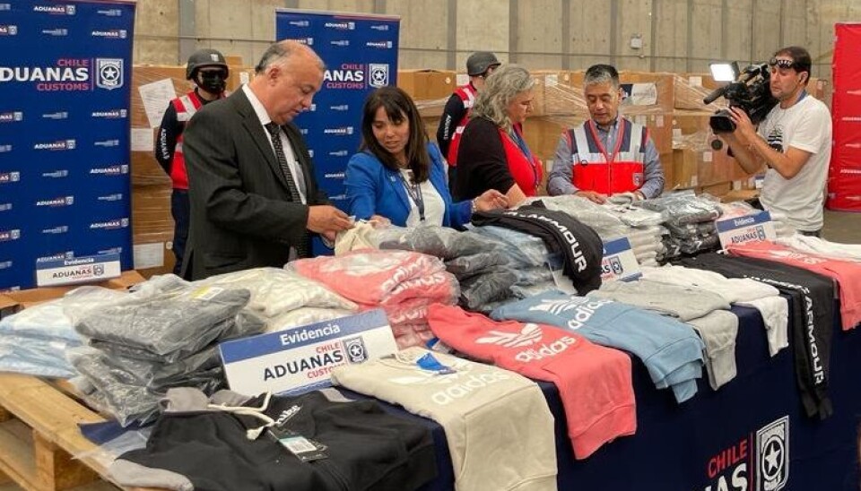La directora nacional de Aduanas durante la inspección de la mercancía retenida en San Antonio.
