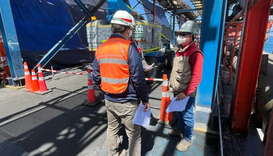 Poco a poco Puerto Ventanas retoma las operaciones después de la detención a causa de un incendio. La imagen muestra parte del trabajo en terreno previo a autorizarlas.