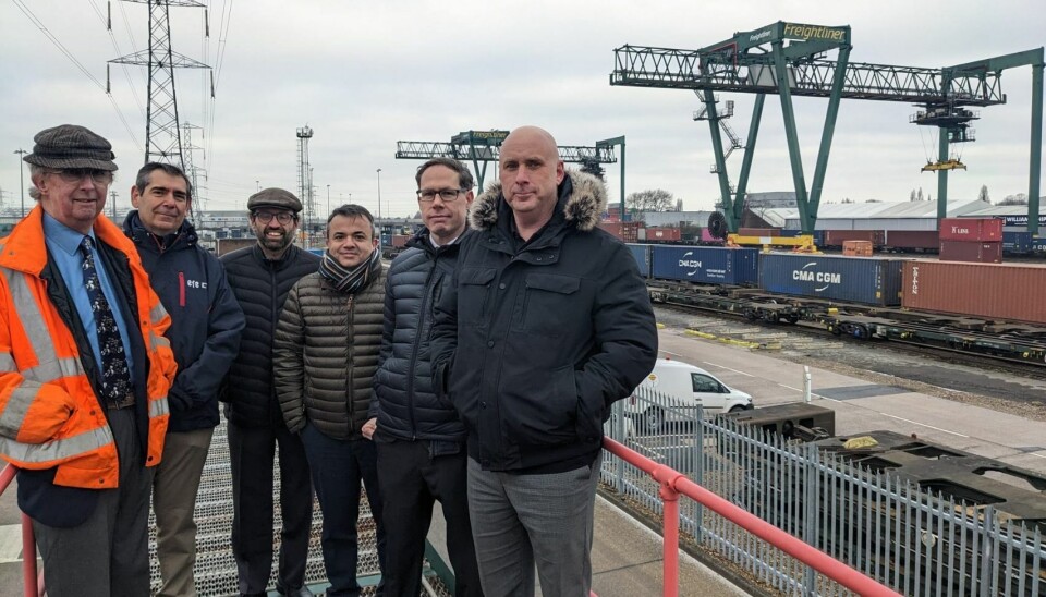 La delegación de la Empresa de Ferrocarriles del Estado, durante la visita a instalaciones portuarias en Europa.