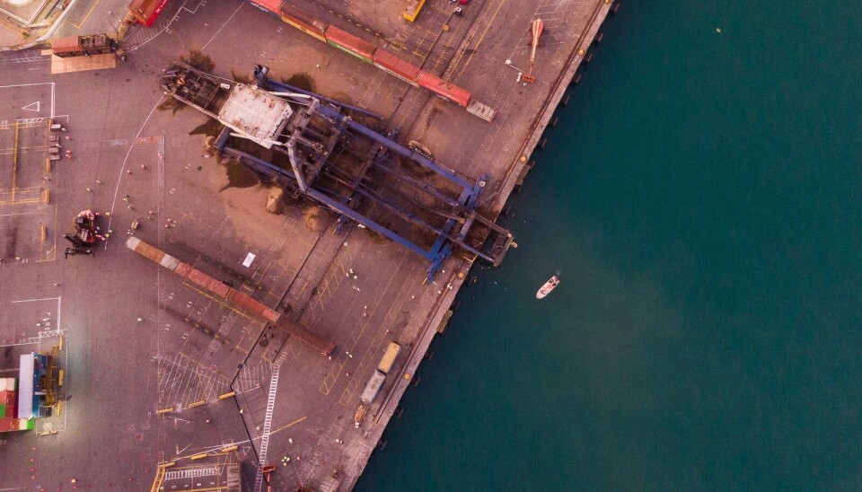 Sobre la losa del puerto y montones de arena quedó la enorme estructura de metal que ahora será destinada a reciclaje.