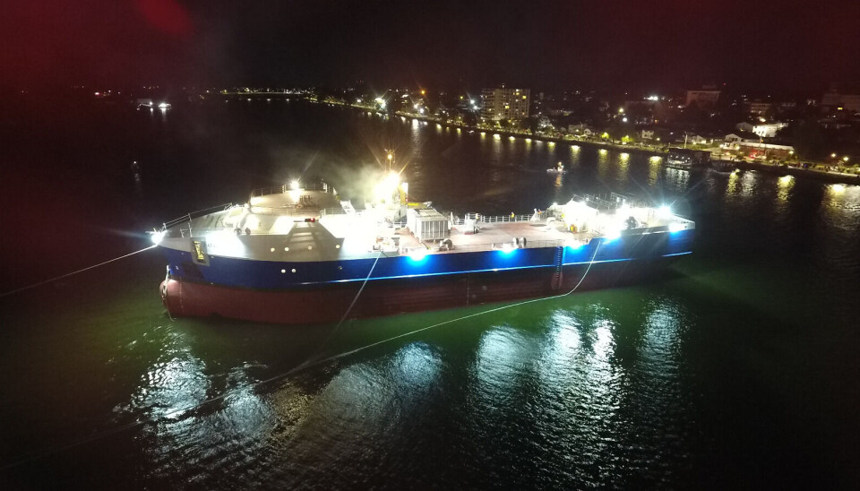 Con las mejores condiciones de marea, pasada la medianoche, se concretó el lanzamiento de la nave en construcción. En julio debería estar entregada al armador y lista para iniciar las operaciones de traslado de peces.
