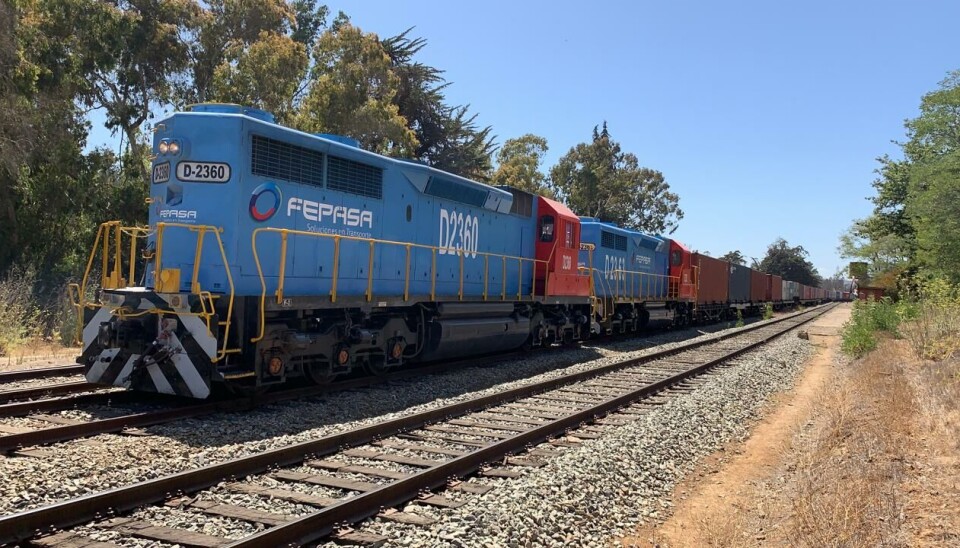 Se plantea el desarrollo del modo ferroviario como complemento del transporte de carga por carretera, con ventajas en capacidad y efectos en el medioambiente.