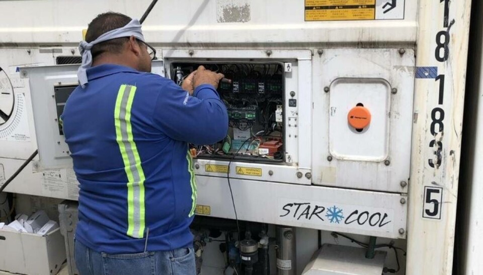 Un técnico equipa un contenedor refrigerado con tecnología de monitoreo inteligente que permite ver la ubicación en tiempo real, niveles de temperatura, humedad, 02 y CO2.