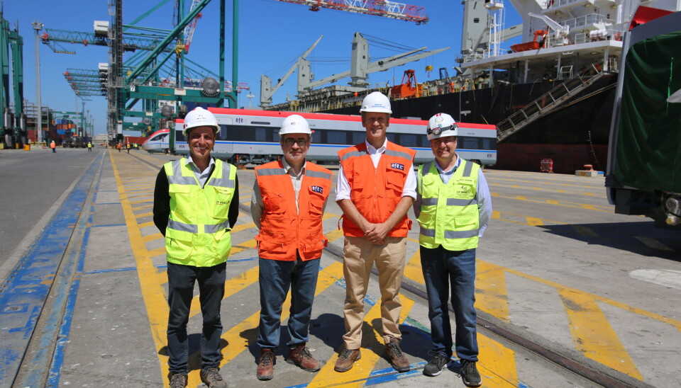 De izquierda a derecha aparecen Pedro Celis, gerente comercial de DP World San Antonio; Eric Martínez, Presidente de EFE; Juan Carlos Muñoz, Ministro de Transportes y Telecomunicaciones; y Juan Alberto Arancibia, gerente general de DP World San Antonio.