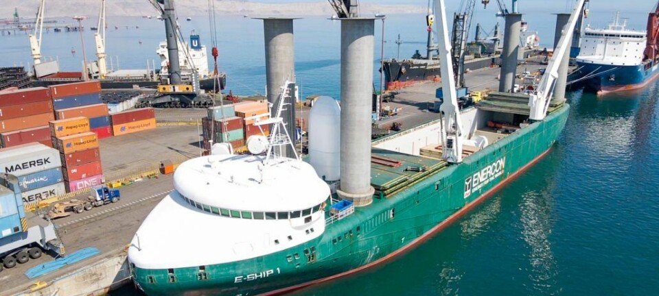 Barco que usa energía eólica recaló en Puerto Angamos