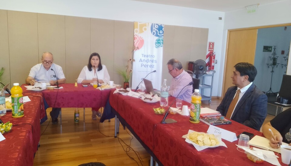 El gobernador (a la derecha en la foto) expuso los proyectos de desarrollo ante el concejo comunal de Tocopilla, donde esperan contar con un nuevo y moderno puerto.