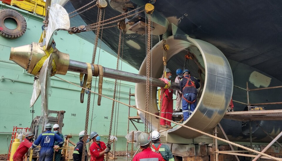 Operarios del dique flotante trabajando en el sistema de propulsión de una embarcación. En la empresa destacan los niveles de seguridad y calidad en su gestión.