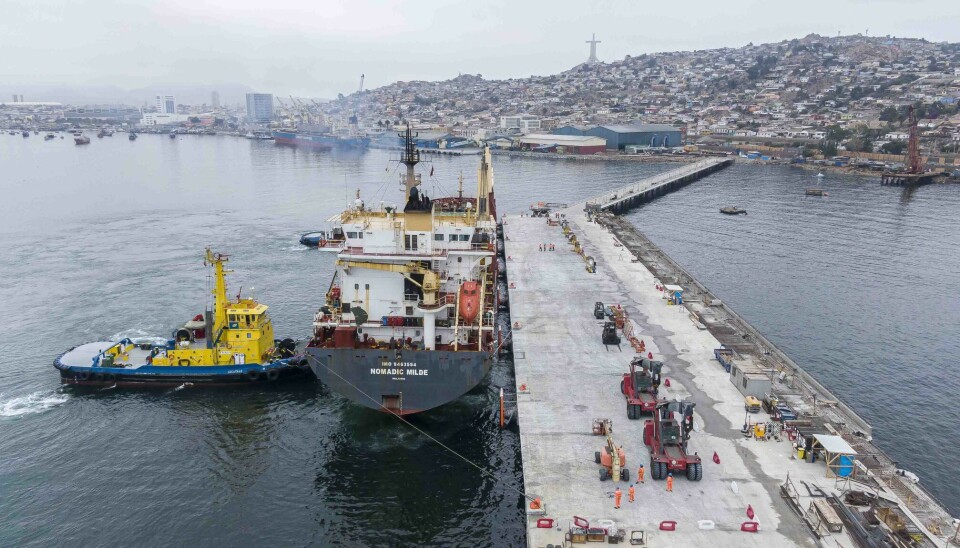 En el Sitio 3 que aún está en construcción atracó el barco que trajo desde Alemania las nuevas grúas que potenciarán los servicios portuarios.