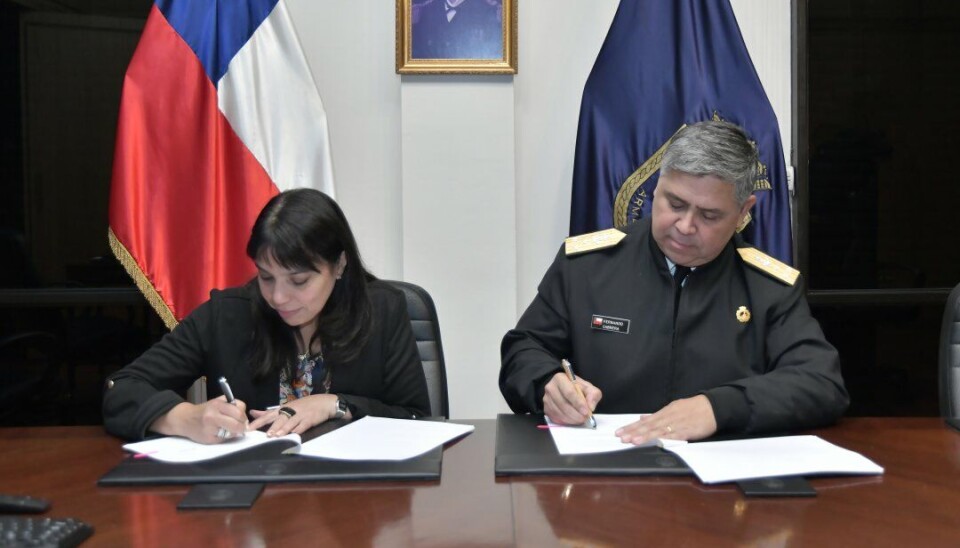La Directora Nacional de Aduanas, Alejandra Arriaza, y el Director General del Territorio Marítimo y de Marina Mercante, Vicealmirante Fernando Cabrera.