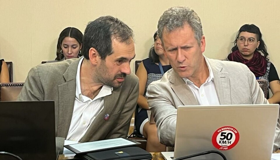 Los ministros Nicolás Grau, de Economía, y Juan Carlos Muñoz, de Transportes, lideran la iniciativa para aumentar la participación extranjera en el cabotaje.