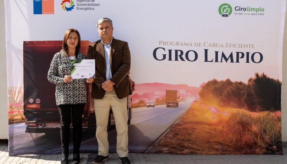El sello certifica las gestiones en la portuaria en favor del uso razonable de las fuentes de energía. En la imagen aparecen Karen Ortega, jefa de medio ambiente, y José Miguel Villanueva, jefe de prevención de riesgos y medio ambiente tras recibir la certificación.