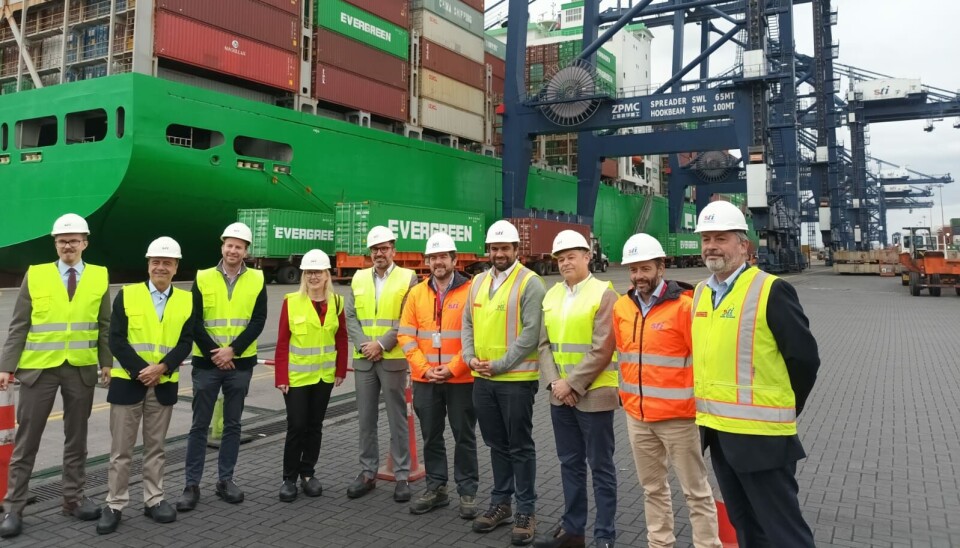 La embajadora y su comitiva durante su visita al terminal portuario que es pionero en conectividad digital con tecnología de la empresa finlandesa Nokia.