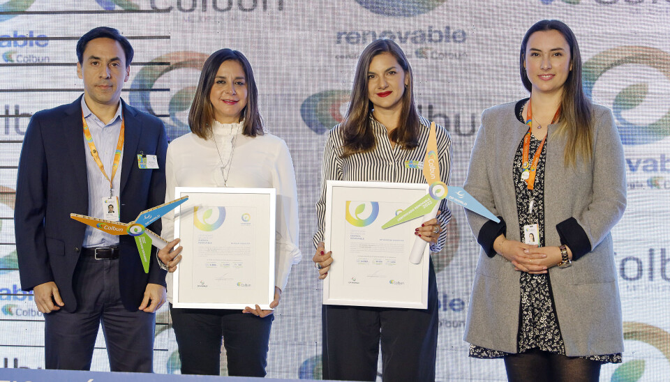 Al centro en la foto y sosteniendo los certificados aparecen Marcela Ahumada, HSE Compliance Manager, y Carla Baraybar, Directora de Salud, Seguridad y Medio Ambiente de DP World Chile.
