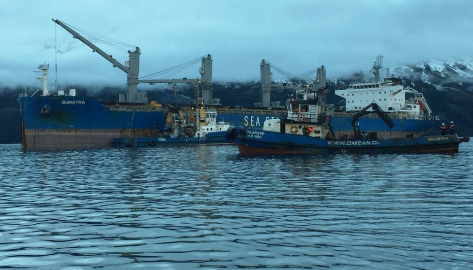 La imagen muestra las maniobras realizadas en el mes de julio de 2018 para rescatar la M/N Sumatra de la posición en que quedó tras tocar fondo cerca de Puerto Edén: